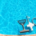 jak wyczyścić dno basenu