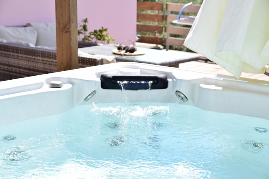 Jak przygotować strefę relaksu w ogrodzie: jacuzzi, basen i bezpieczna eksploatacja przez cały sezon
